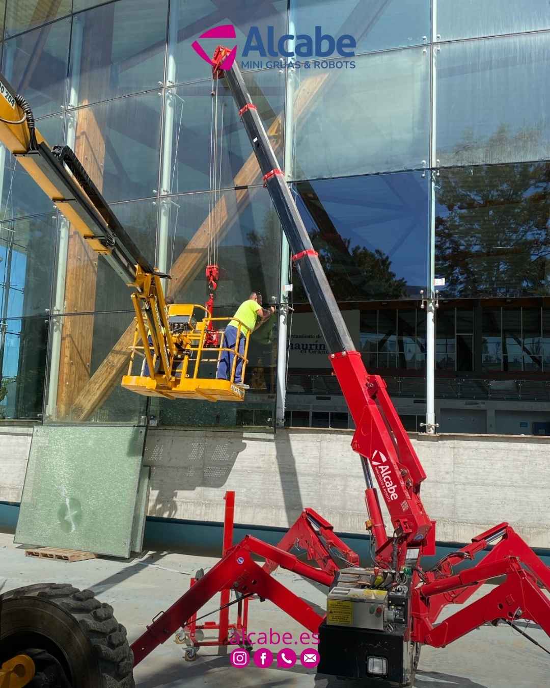 Nuestra mini grúa, elevando y colocando cristales en fachada de edificio empresarial en Alhaurín el Grande (Málaga).