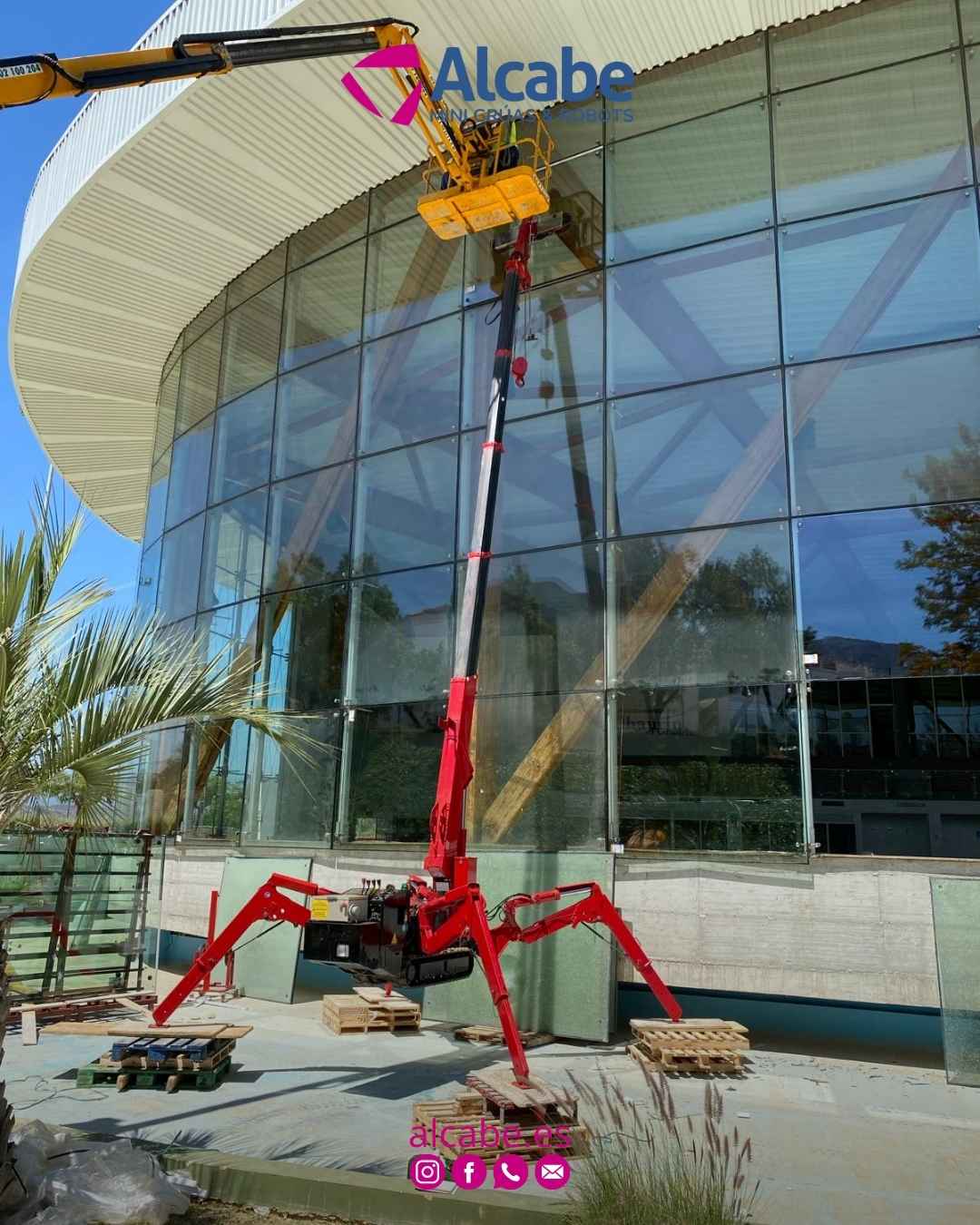 Nuestra mini grúa, elevando y colocando cristales en fachada de edificio empresarial en Alhaurín el Grande (Málaga).