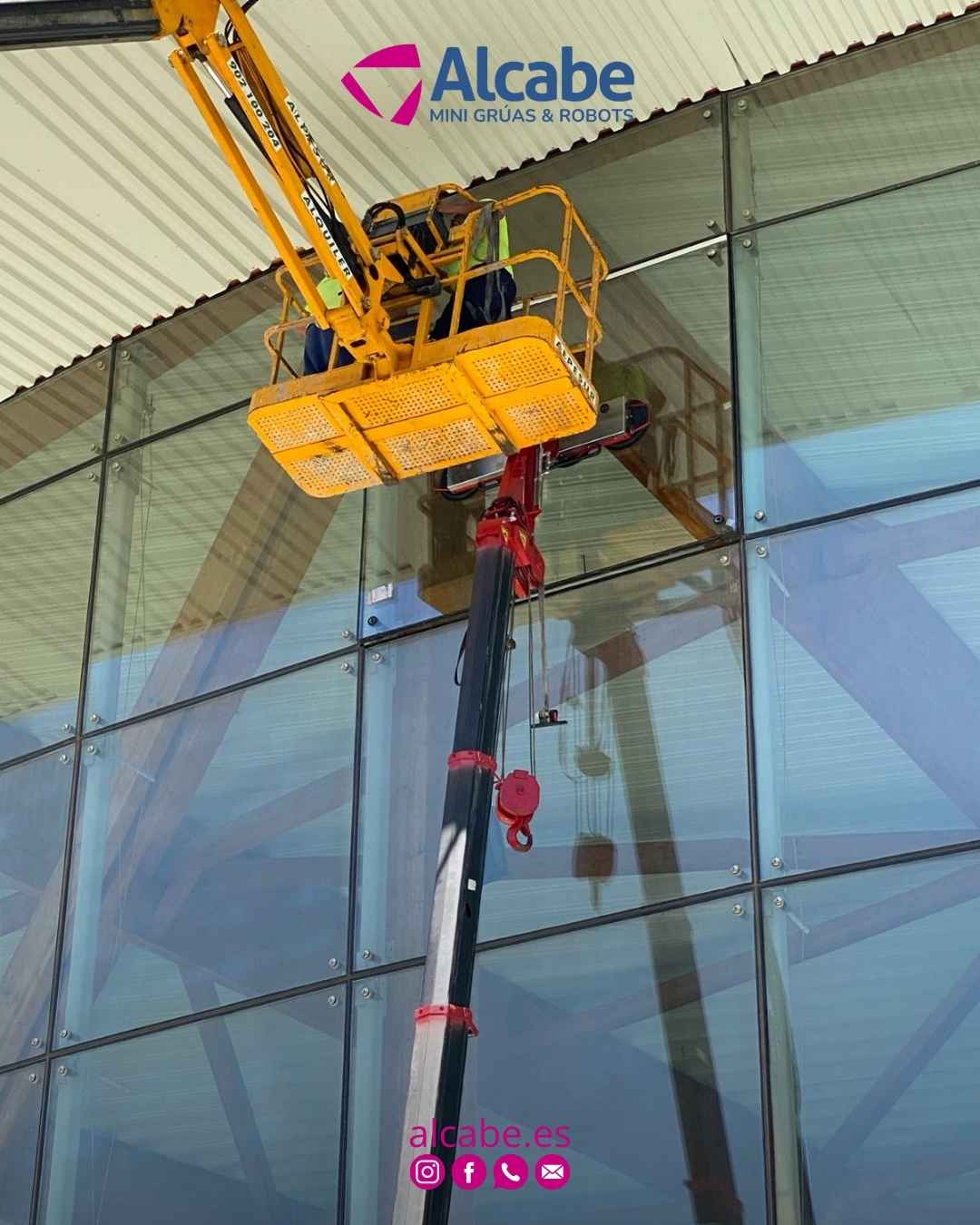 Nuestra mini grúa, elevando y colocando cristales en fachada de edificio empresarial en Alhaurín el Grande (Málaga).