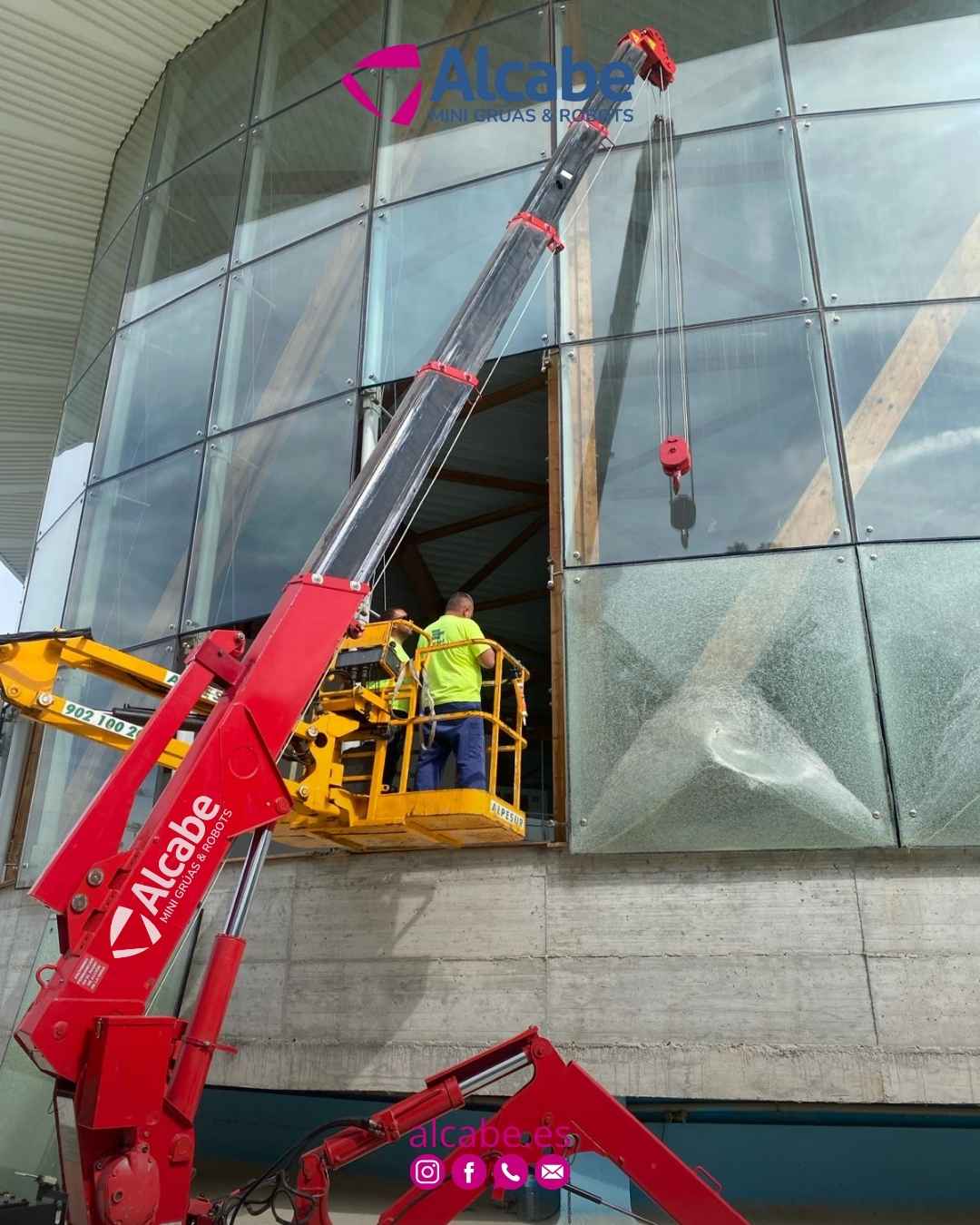 Nuestra mini grúa, elevando y colocando cristales en fachada de edificio empresarial en Alhaurín el Grande (Málaga).