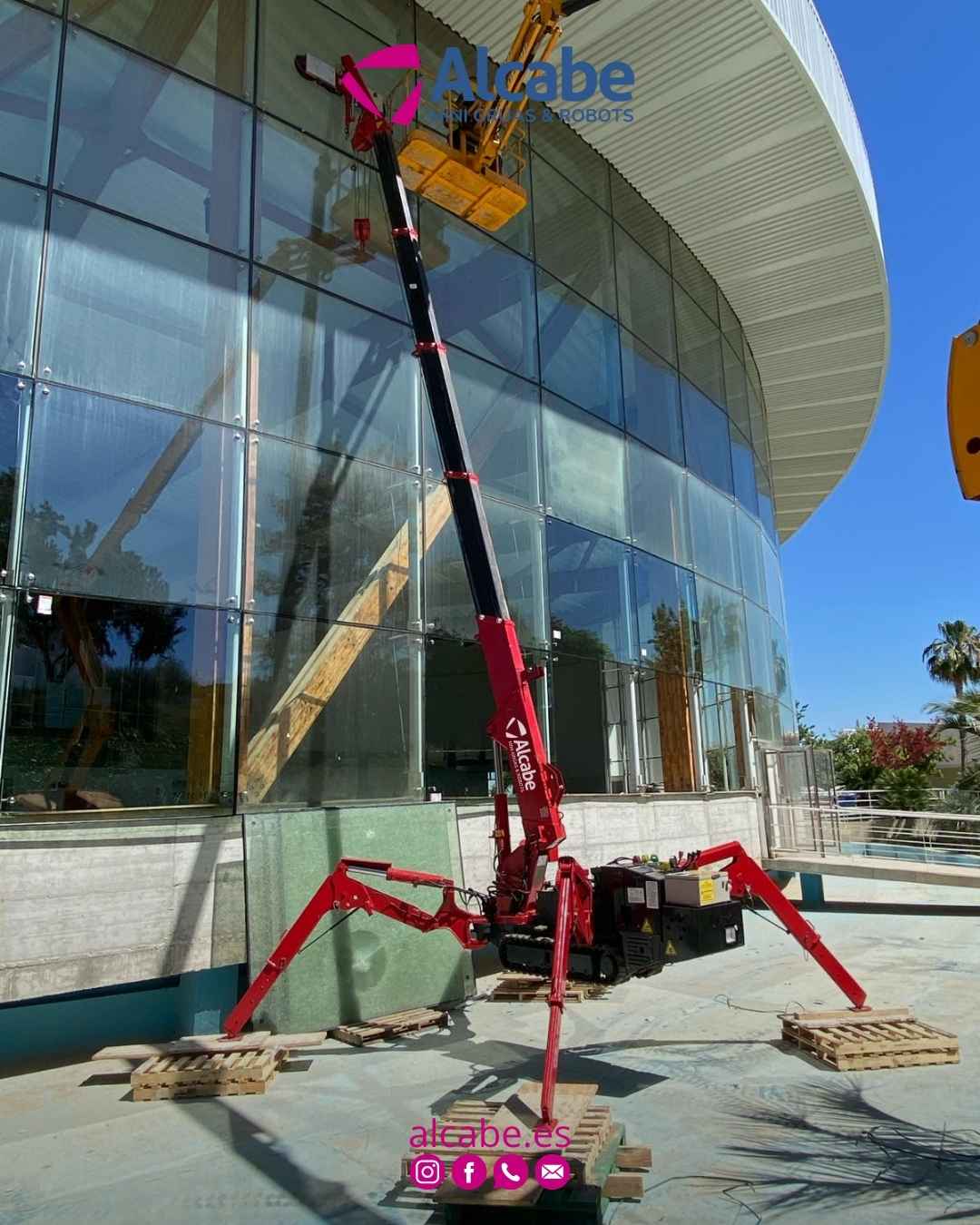 Nuestra mini grúa, elevando y colocando cristales en fachada de edificio empresarial en Alhaurín el Grande (Málaga).