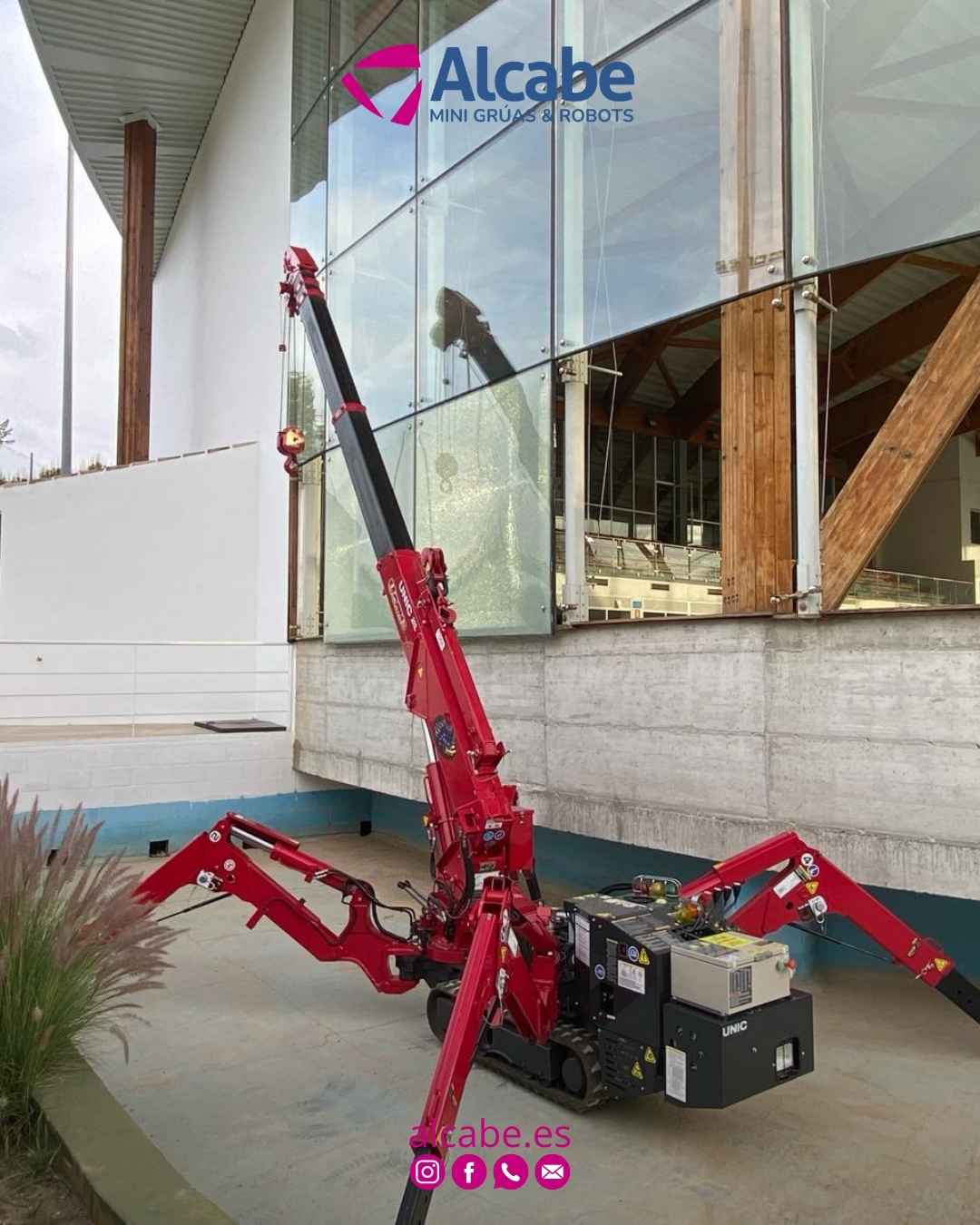 Nuestra mini grúa, elevando y colocando cristales en fachada de edificio empresarial en Alhaurín el Grande (Málaga).