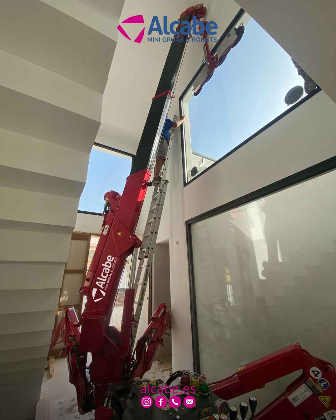 Nuestra mini grúa en Punta Umbría (Huelva), elevando y colocando vidrios pesados en el interior de una vivienda particular.