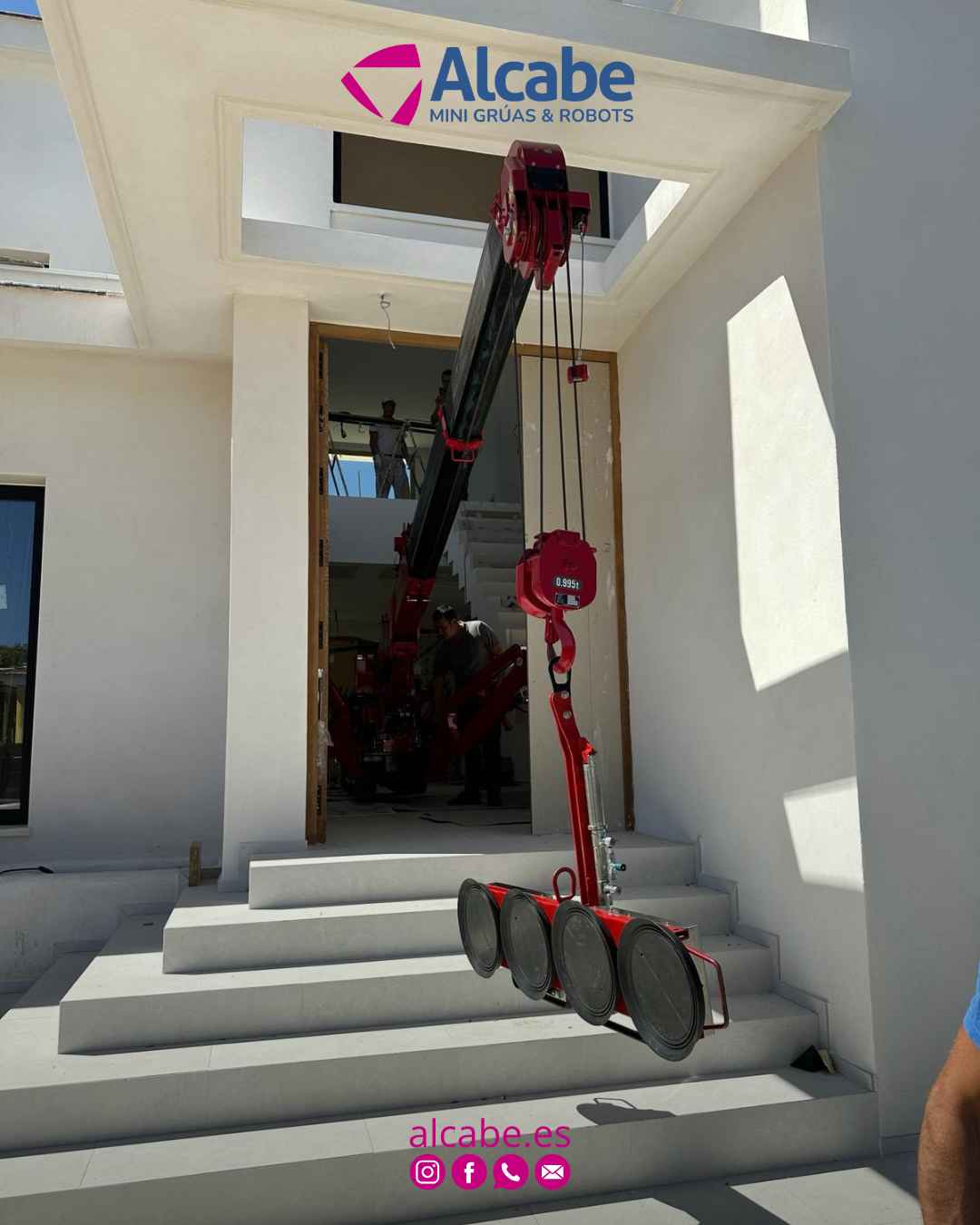 Nuestra mini grúa en Punta Umbría (Huelva), elevando y colocando vidrios pesados en el interior de una vivienda particular.