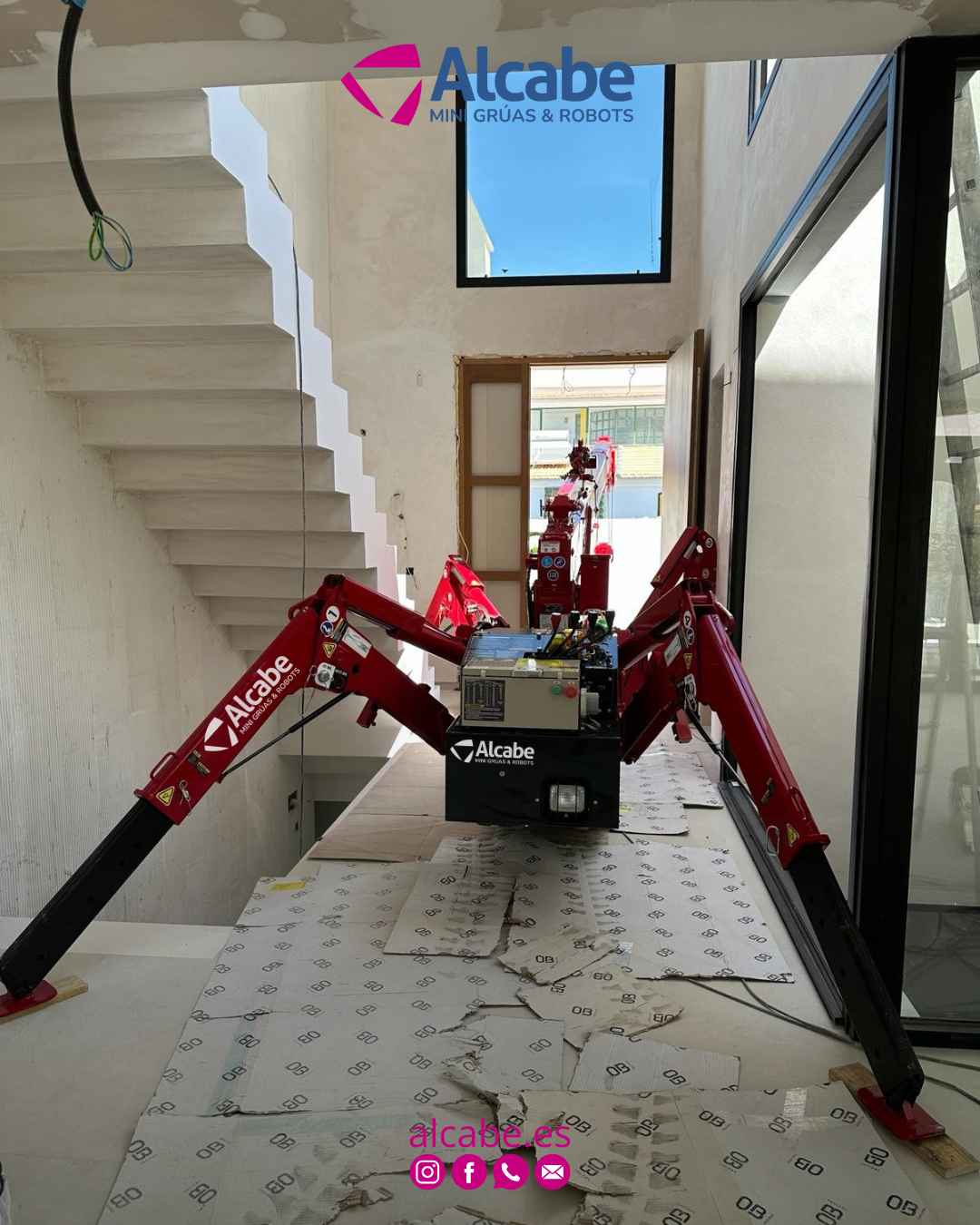 Nuestra mini grúa en Punta Umbría (Huelva), elevando y colocando vidrios pesados en el interior de una vivienda particular.