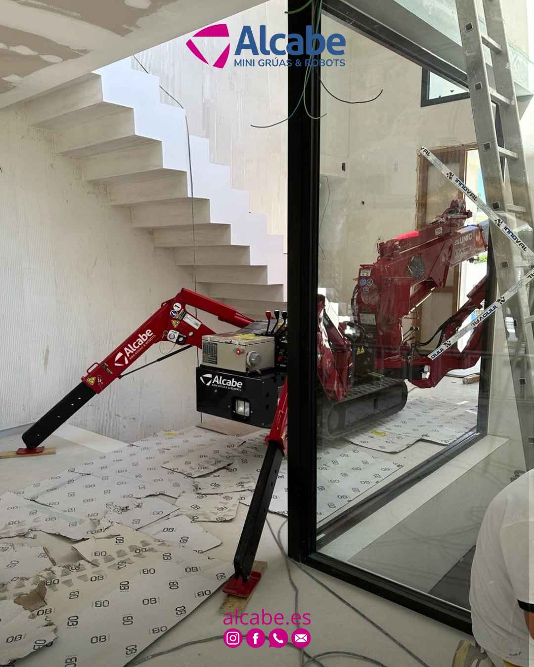 Nuestra mini grúa en Punta Umbría (Huelva), elevando y colocando vidrios pesados en el interior de una vivienda particular.