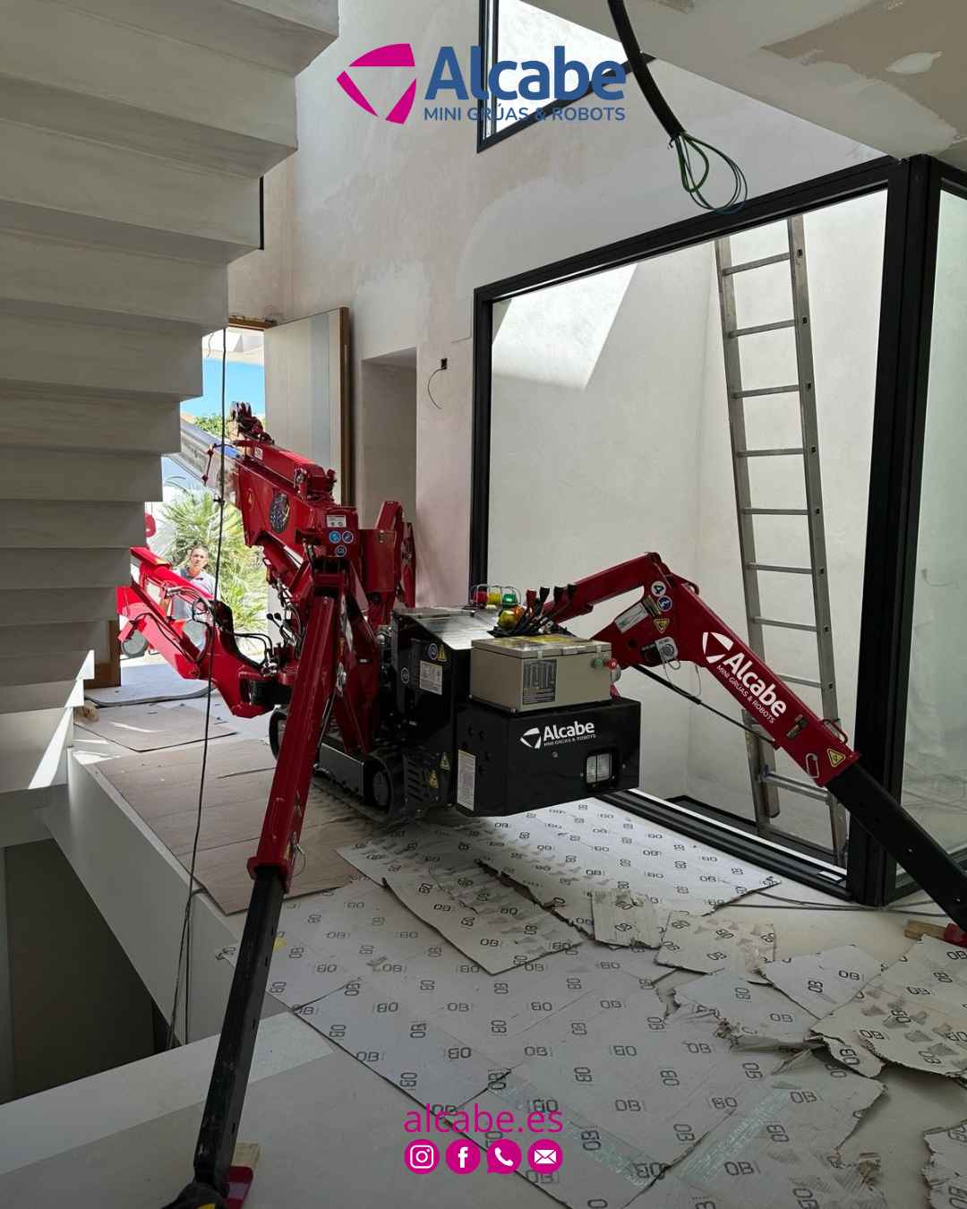 Nuestra mini grúa en Punta Umbría (Huelva), elevando y colocando vidrios pesados en el interior de una vivienda particular.
