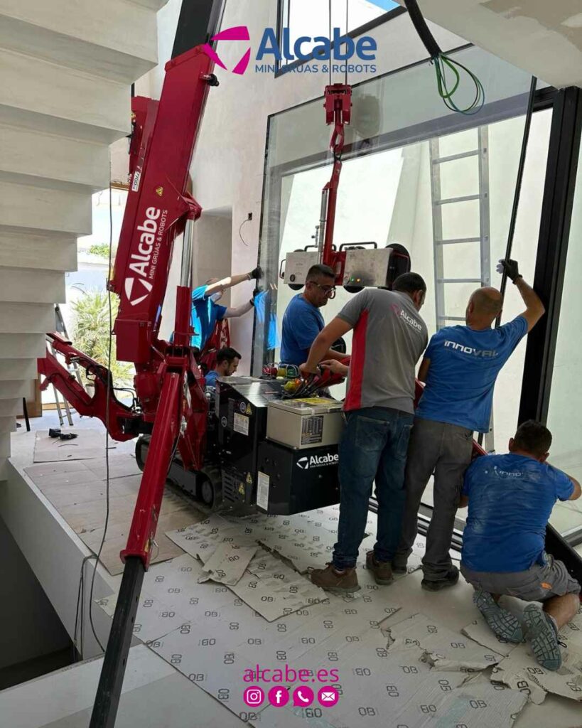 Nuestra mini grúa en Punta Umbría (Huelva), elevando y colocando vidrios pesados en el interior de una vivienda particular.