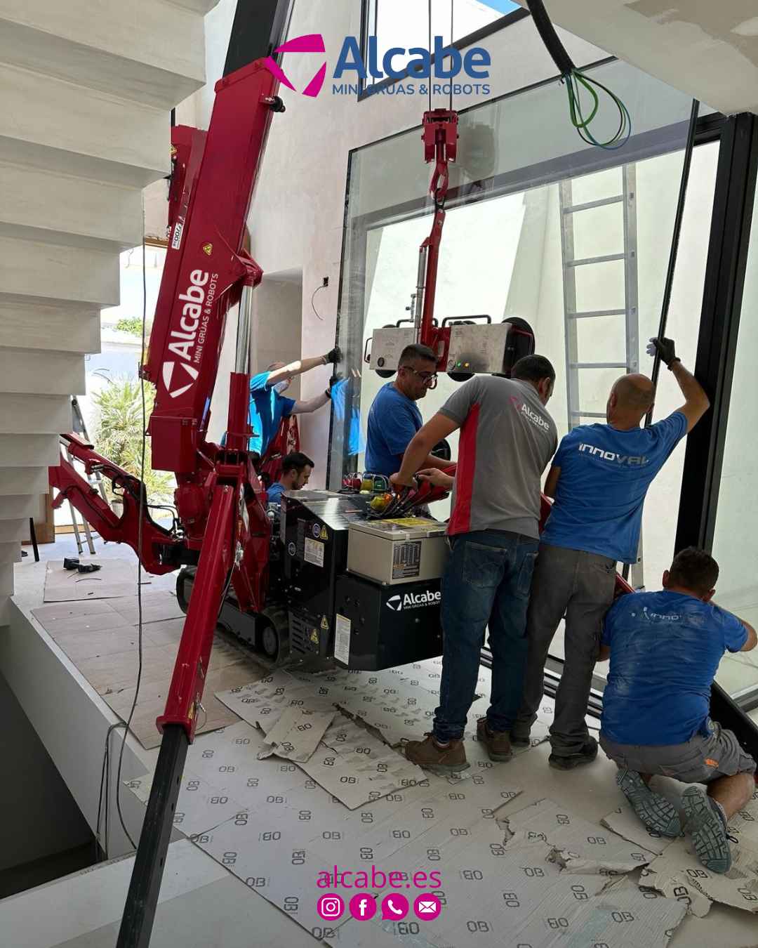 Nuestra mini grúa en Punta Umbría (Huelva), elevando y colocando vidrios pesados en el interior de una vivienda particular.