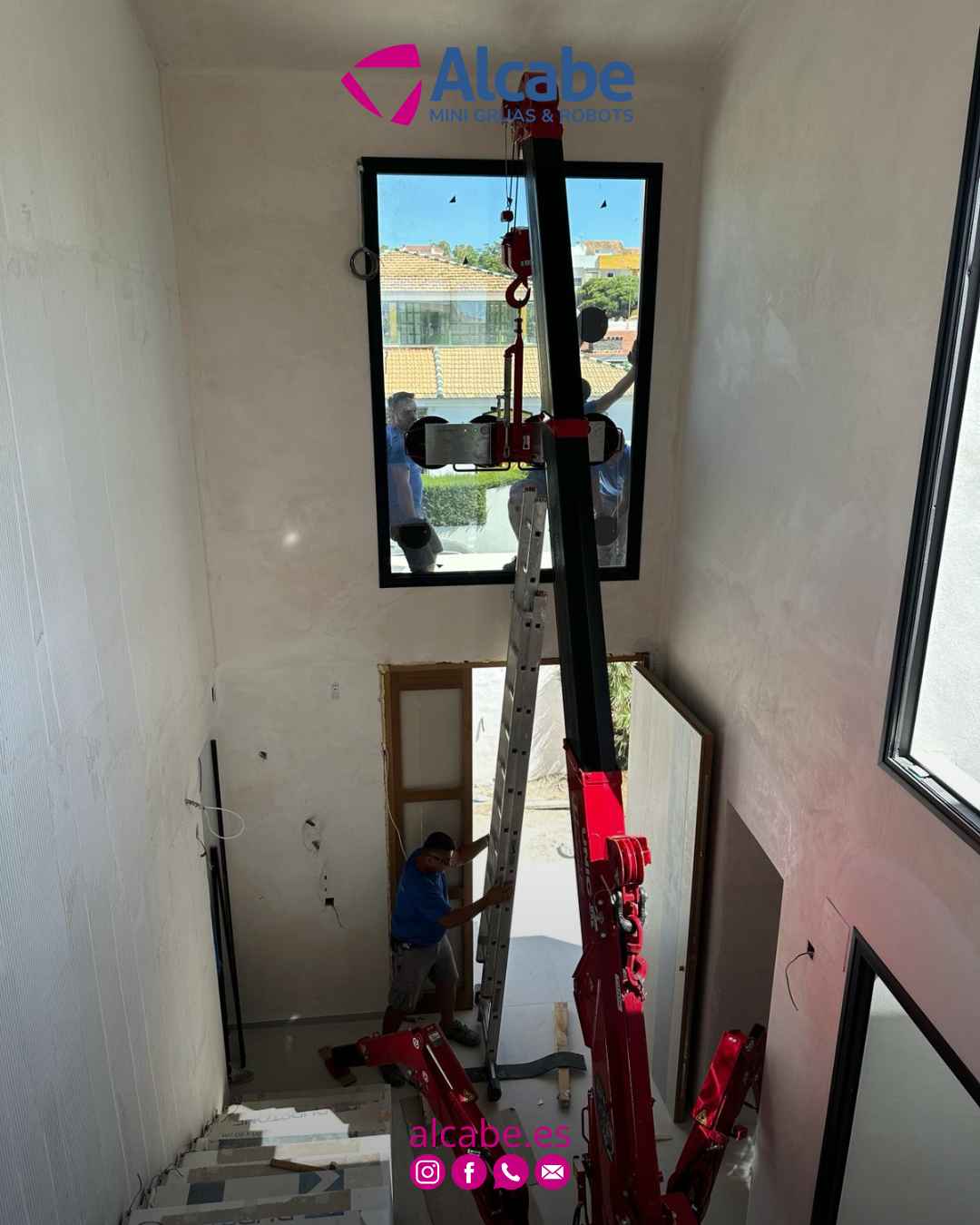 Nuestra mini grúa en Punta Umbría (Huelva), elevando y colocando vidrios pesados en el interior de una vivienda particular.