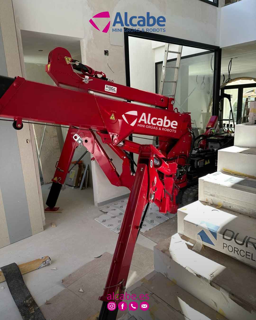 Nuestra mini grúa en Punta Umbría (Huelva), elevando y colocando vidrios pesados en el interior de una vivienda particular.