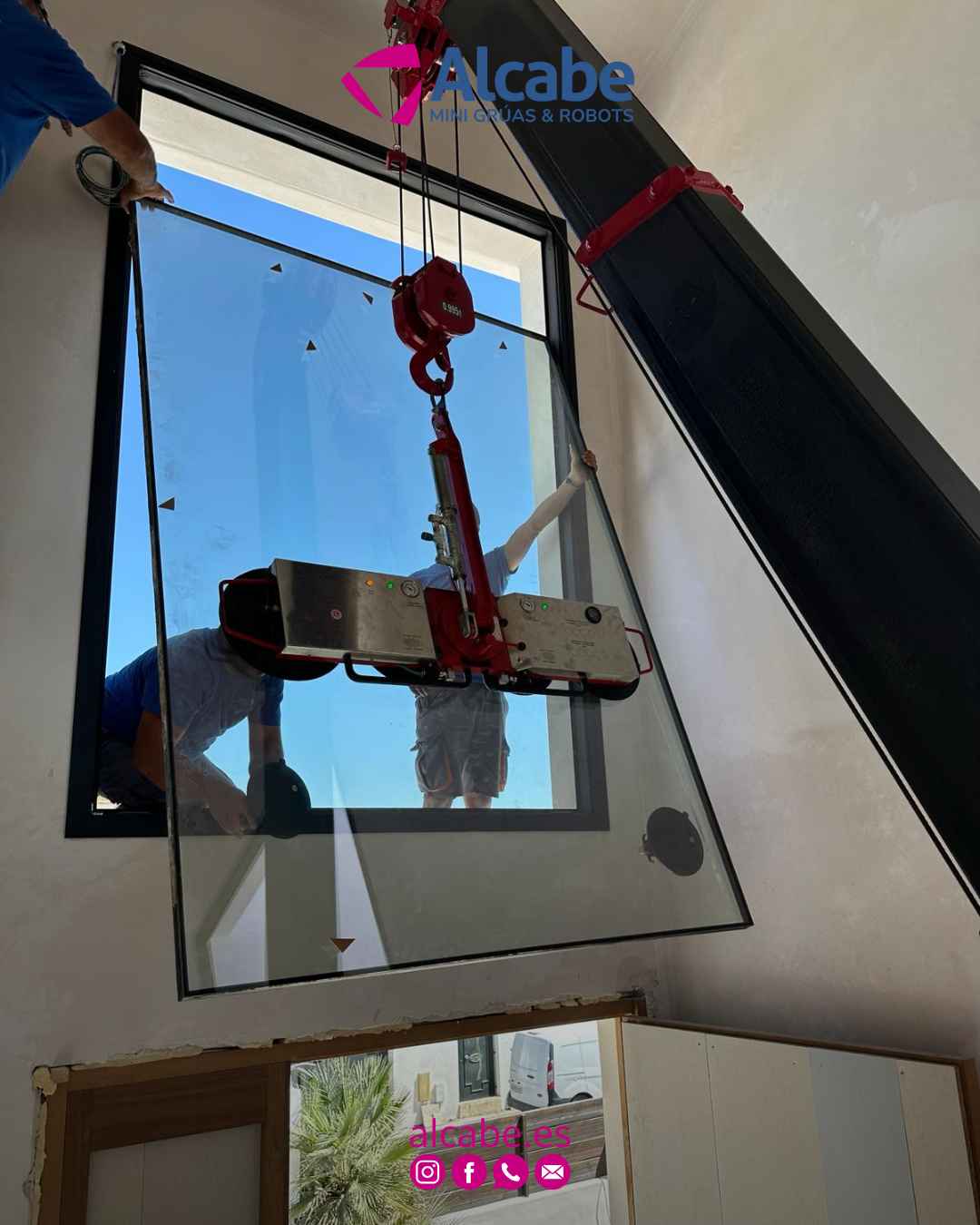 Nuestra mini grúa en Punta Umbría (Huelva), elevando y colocando vidrios pesados en el interior de una vivienda particular.