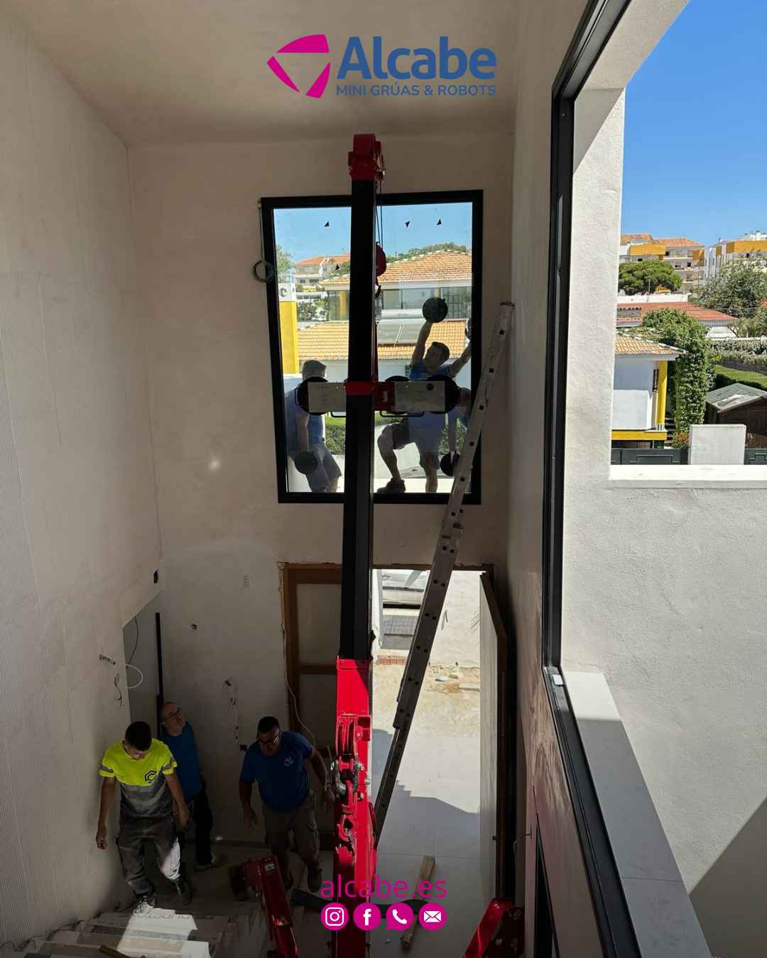 Nuestra mini grúa en Punta Umbría (Huelva), elevando y colocando vidrios pesados en el interior de una vivienda particular.