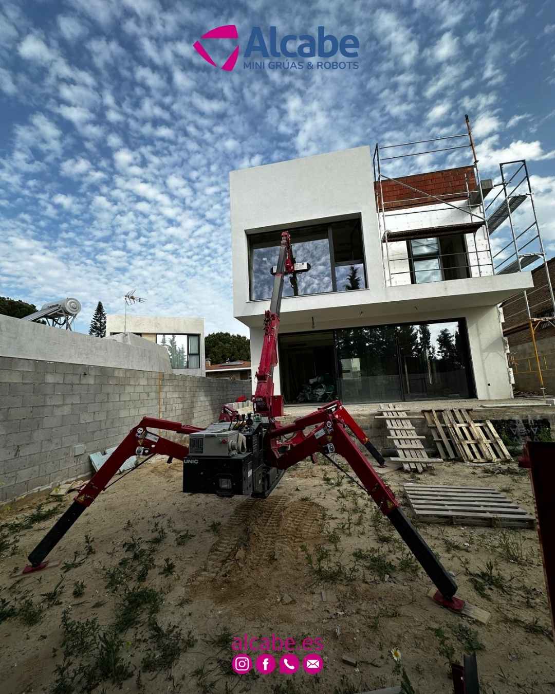 Mini grúa que nos han alquilado para la elevación e instalación de cristales en un precioso chalet, tanto desde el exterior.