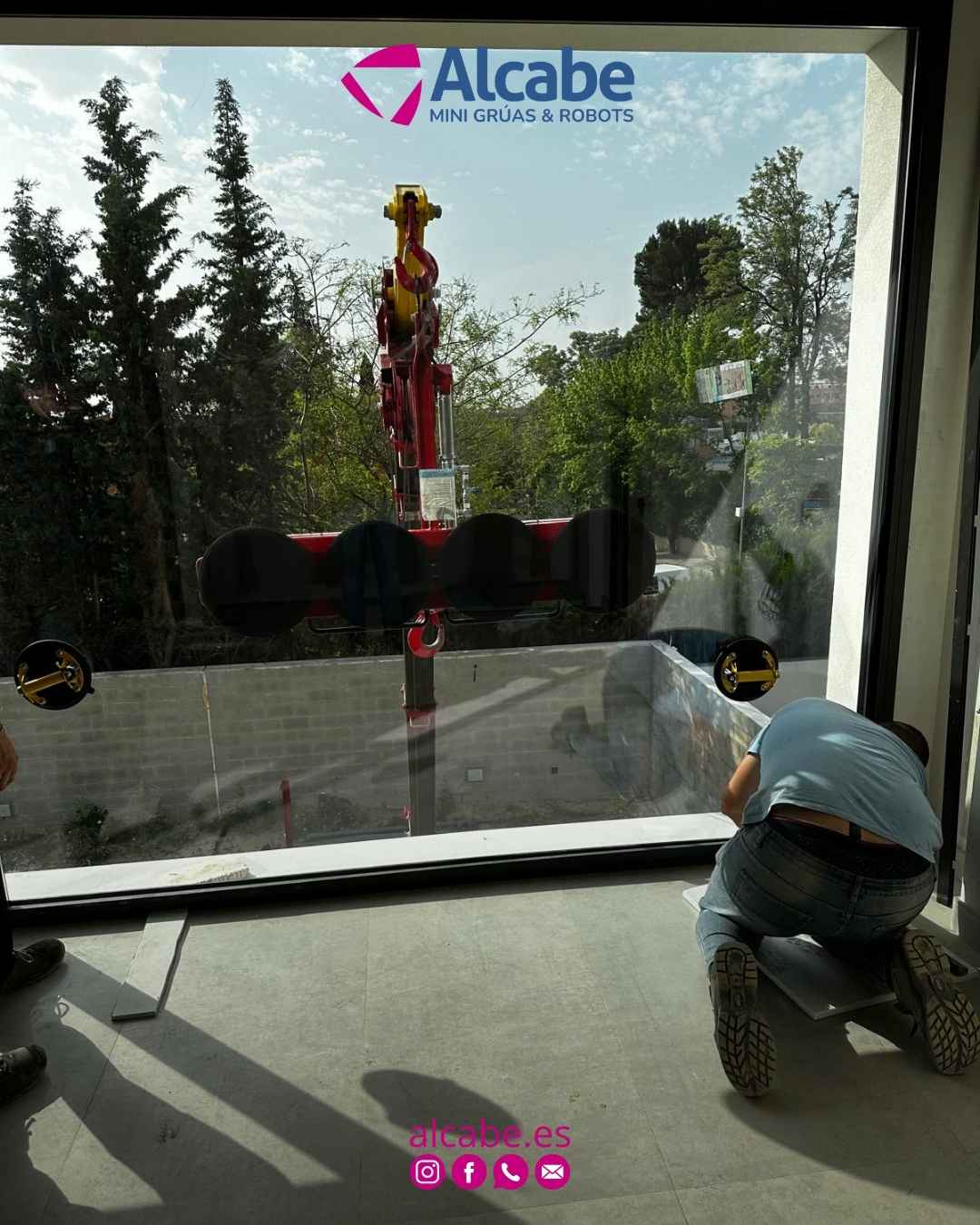 Mini grúa que nos han alquilado para la elevación e instalación de cristales en un precioso chalet, tanto desde el exterior.
