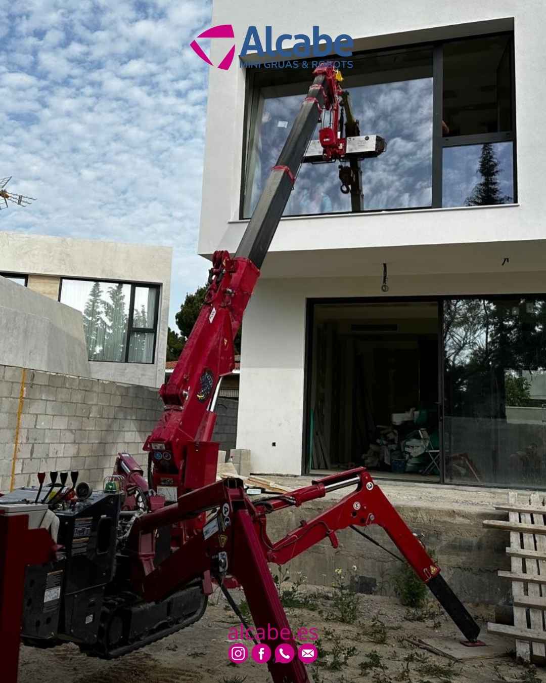 Mini grúa que nos han alquilado para la elevación e instalación de cristales en un precioso chalet, tanto desde el exterior.