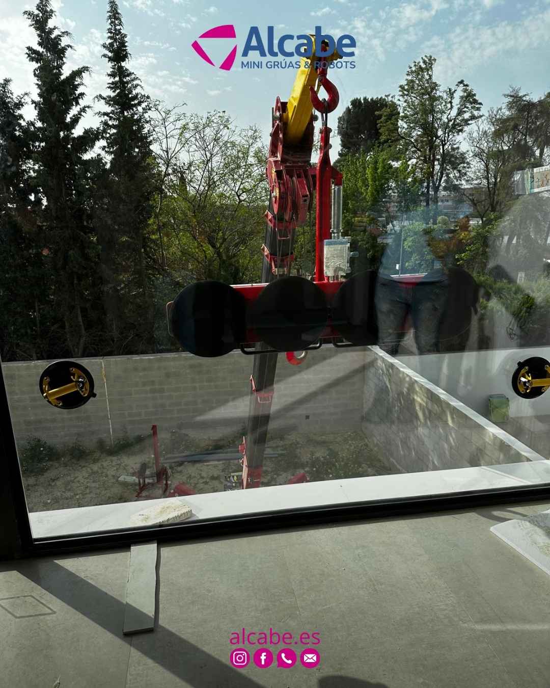 Mini grúa que nos han alquilado para la elevación e instalación de cristales en un precioso chalet, tanto desde el exterior.