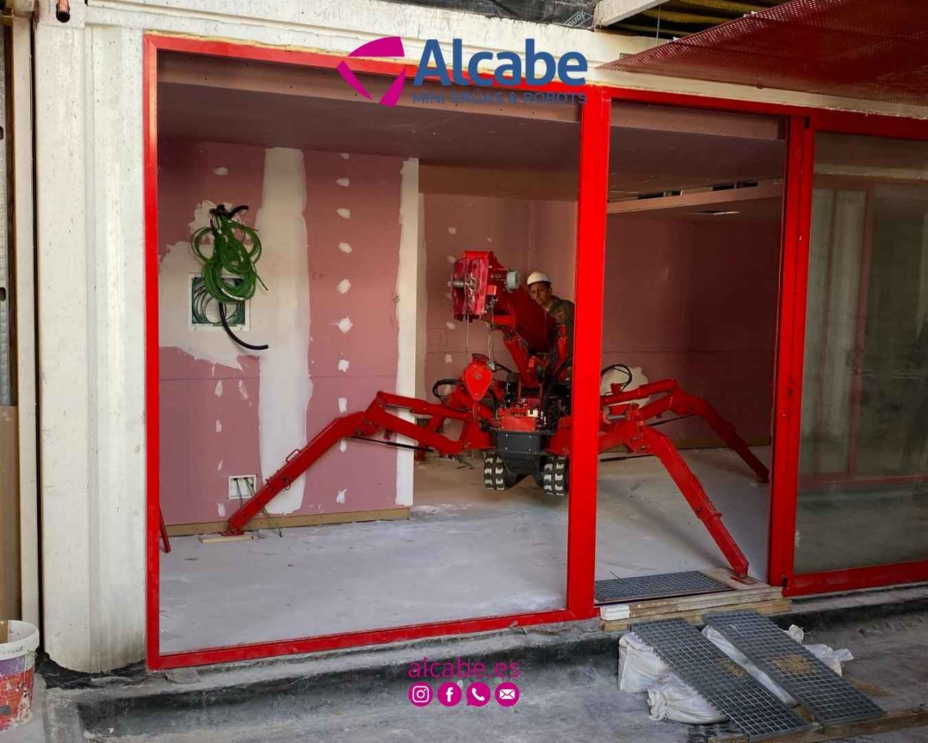 Mini grúa en alquiler colocando cristales en zonas de difícil acceso, en la ciudad de Cádiz