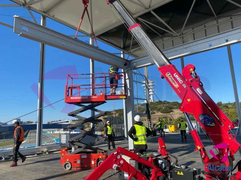 Mini grúa instalando unas estructuras metálicas enel Circuito de Jerez, en Cádiz, cerca de Sevilla