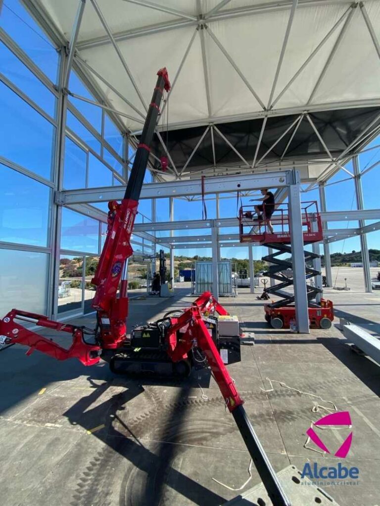 Nuestro cliente alquiló nuestra mini grúa para la instalación de estructuras metálicas de gran peso