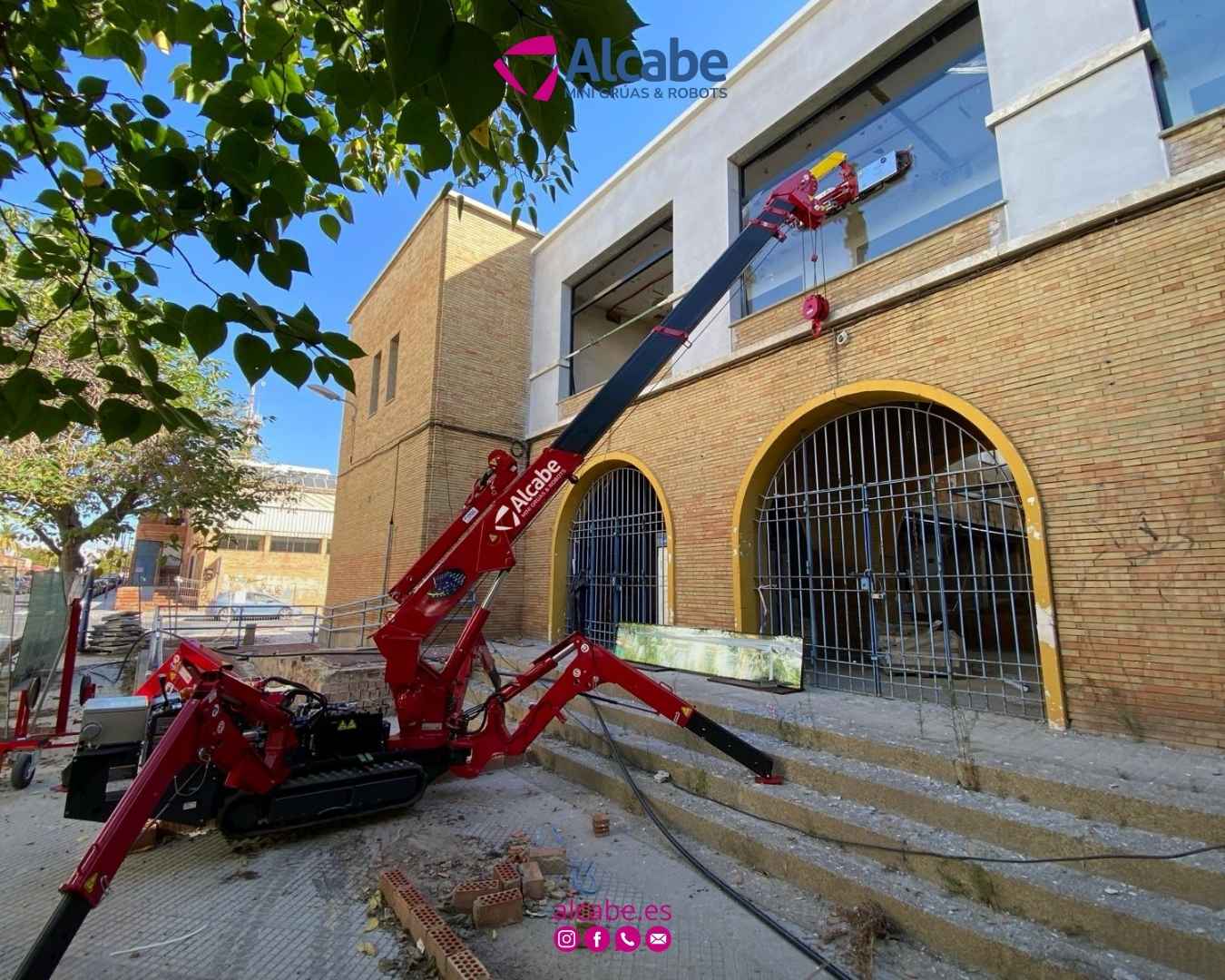 Mini grúa colocando cristales en un colegio de Huelva