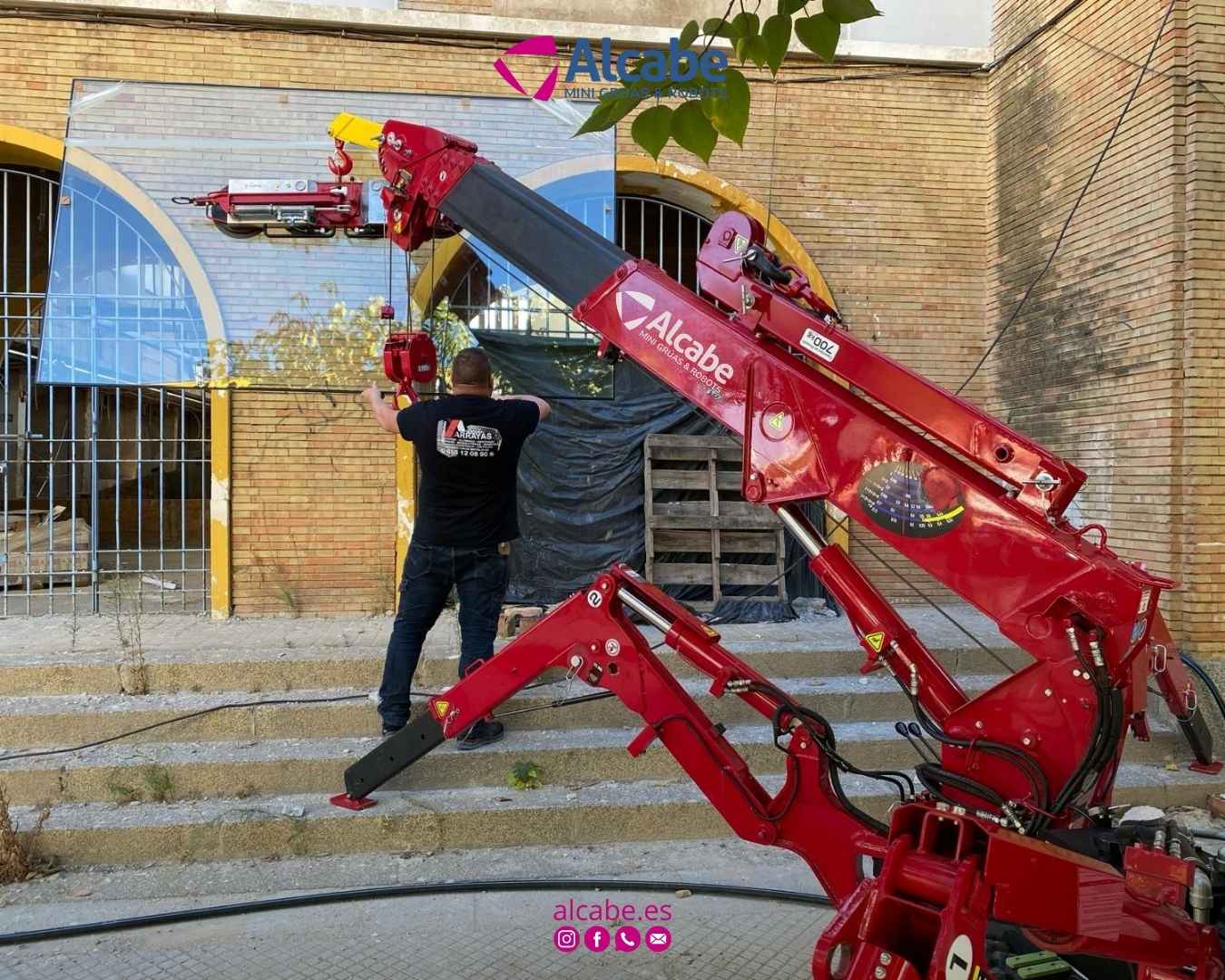 Mini grúa colocando cristales en un colegio de Huelva