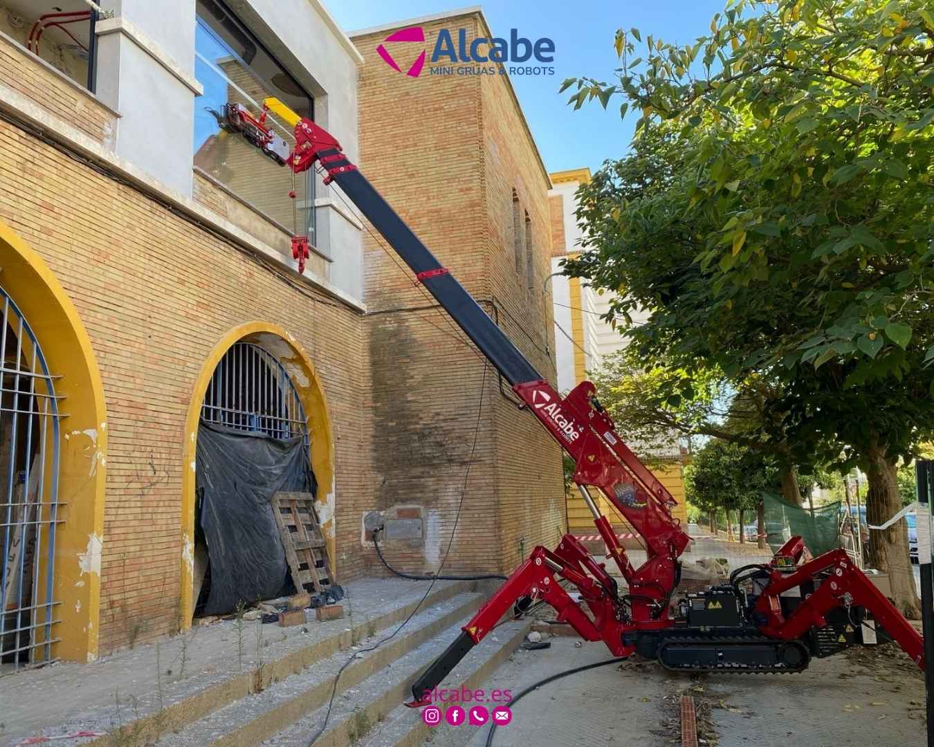 Mini grúa colocando cristales en un colegio de Huelva