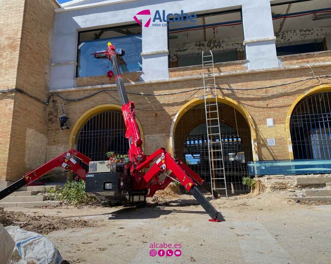 Mini grúa colocando cristales en un colegio de Huelva