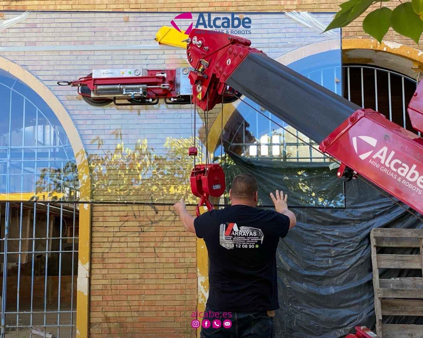 Mini grúa colocando cristales en un colegio de Huelva