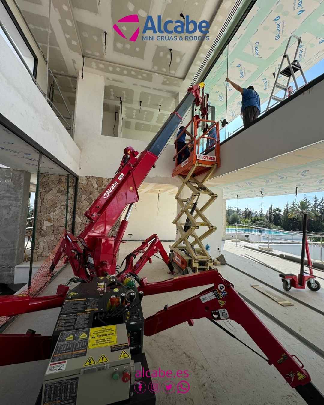 Alquiler de mini grúa en Marbella para la colocación de vidrios en un chalet de lujo.