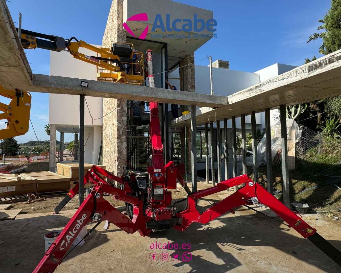 Alquiler de mini grúa en Marbella para la colocación de vidrios en un chalet de lujo.