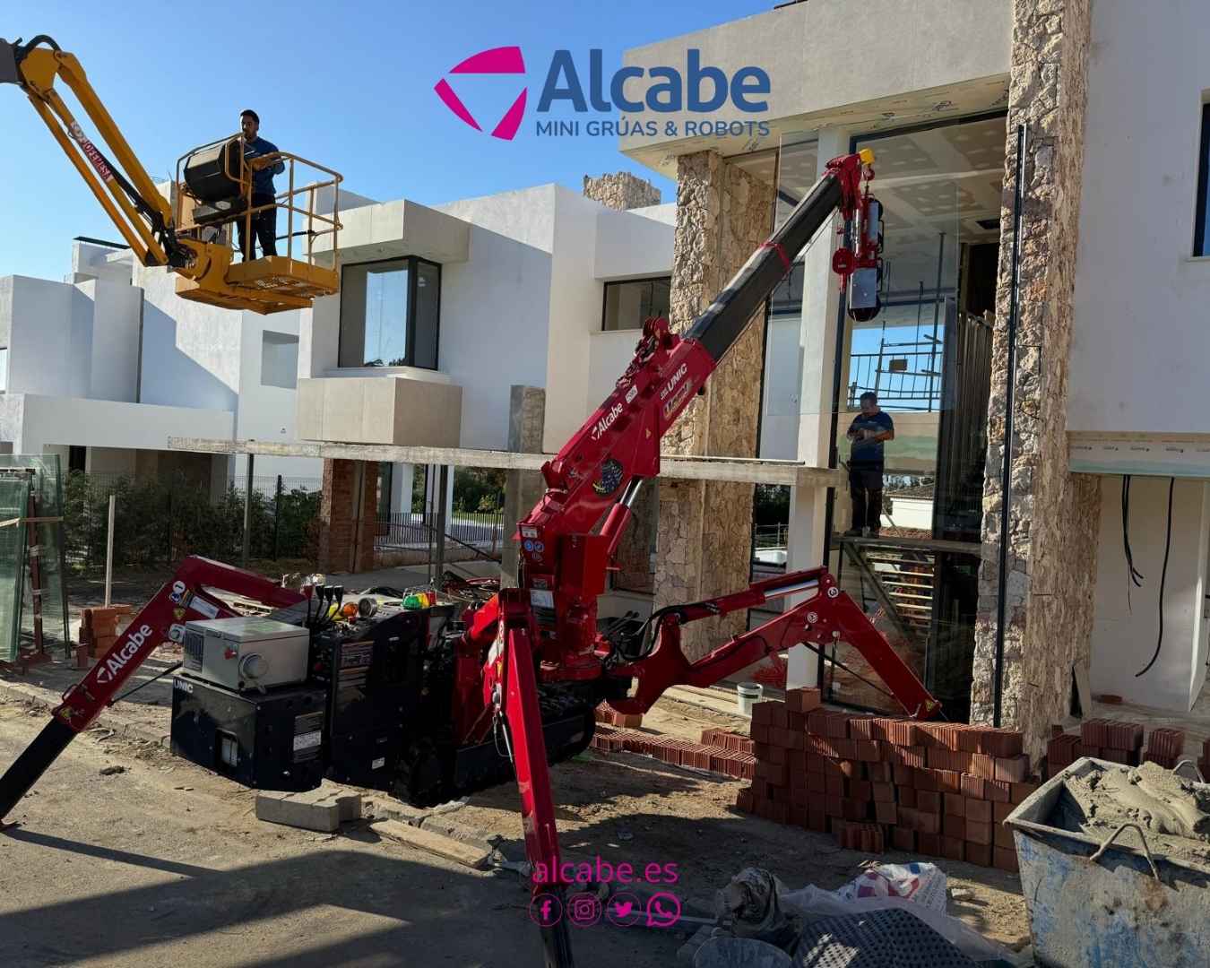 Alquiler de mini grúa en Marbella para la colocación de vidrios en un chalet de lujo.