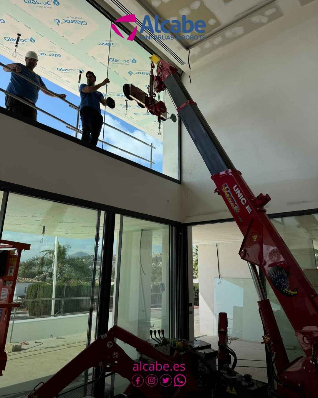 Alquiler de mini grúa en Marbella para la colocación de vidrios en un chalet de lujo.