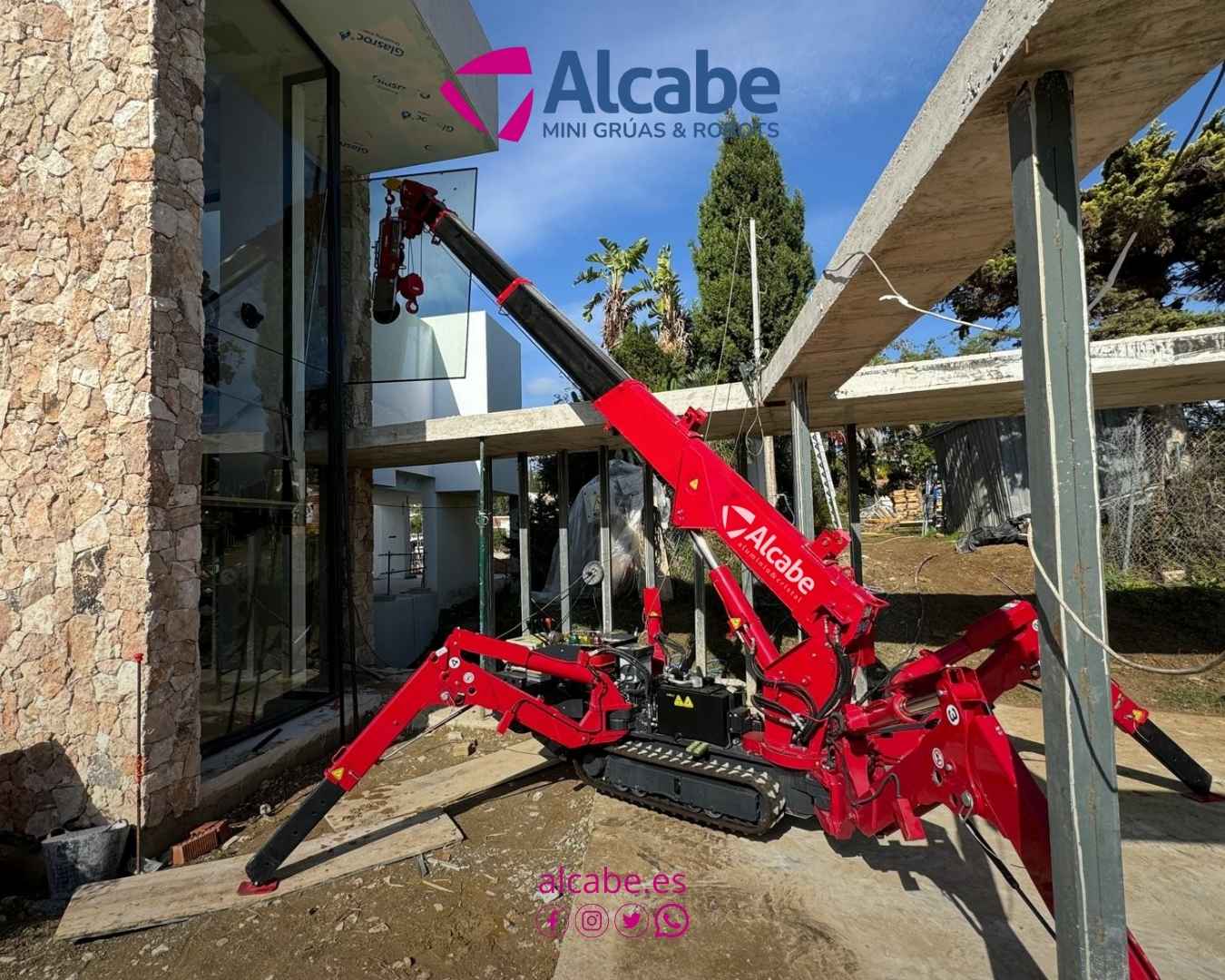 Alquiler de mini grúa en Marbella para la colocación de vidrios en un chalet de lujo.