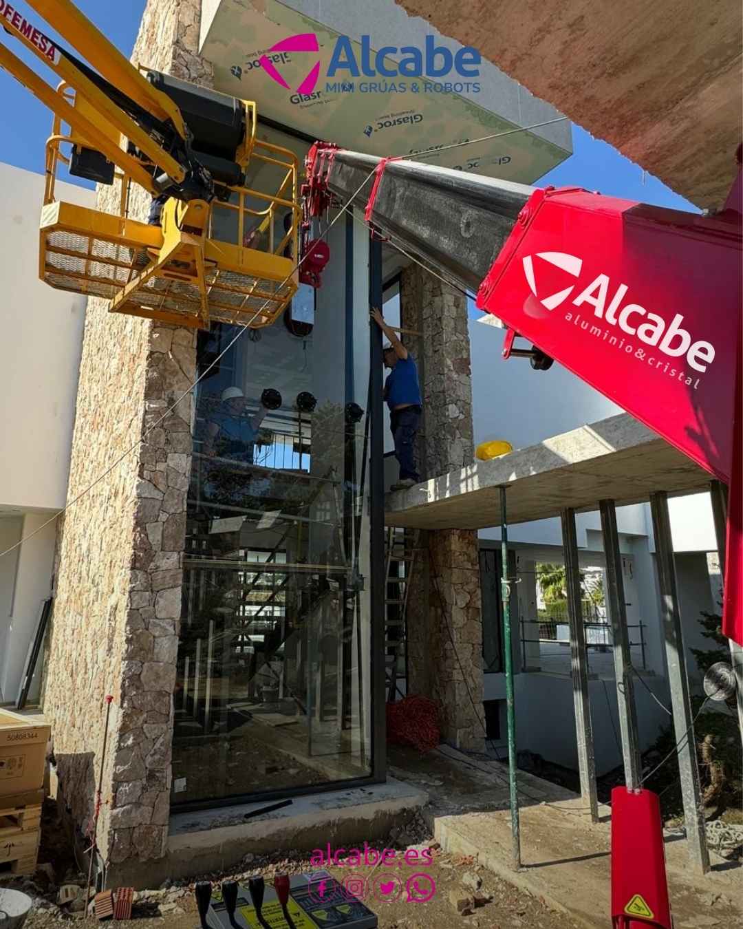 Alquiler de mini grúa en Marbella para la colocación de vidrios en un chalet de lujo.