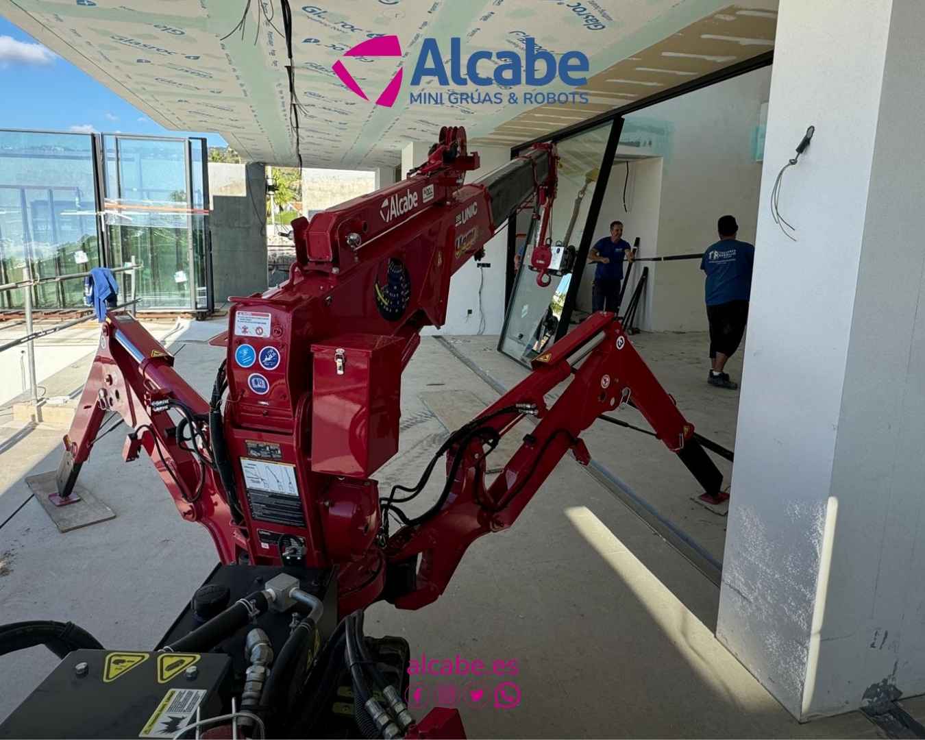 Alquiler de mini grúa en Marbella para la colocación de vidrios en un chalet de lujo.