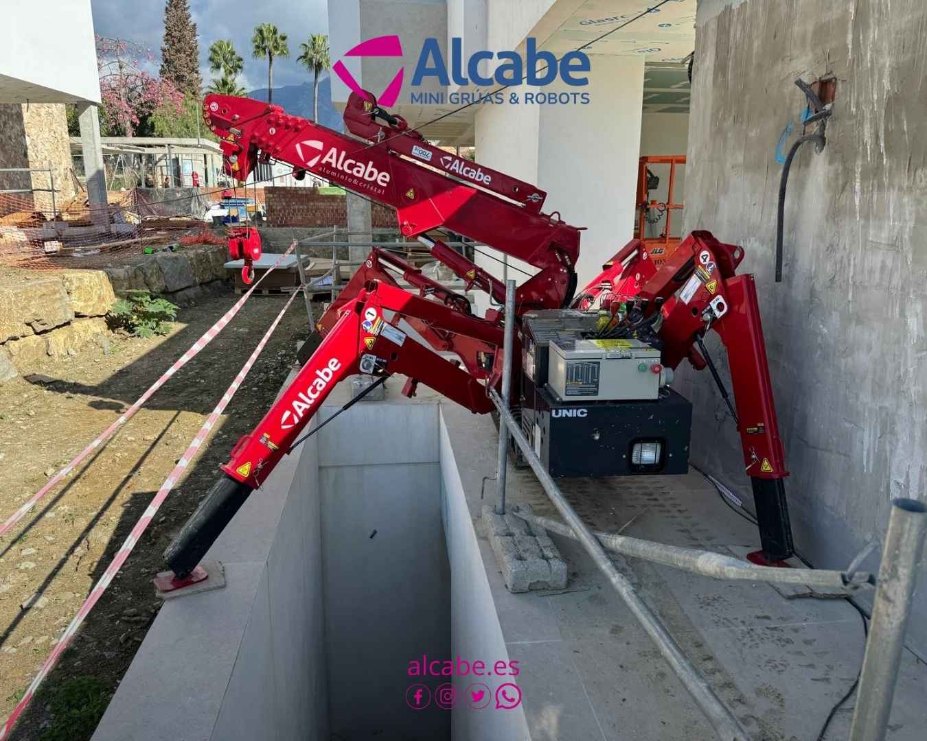 Alquiler de mini grúa en Marbella para la colocación de vidrios en un chalet de lujo.