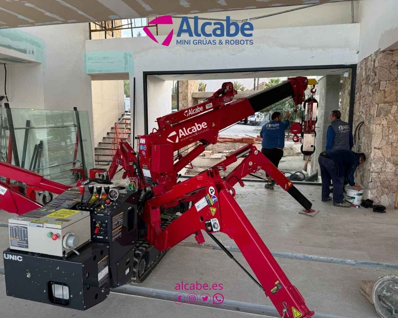 Alquiler de mini grúa en Marbella para la colocación de vidrios en un chalet de lujo.
