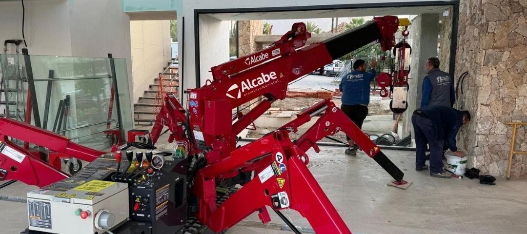 Alquiler de mini grúa en Marbella para la colocación de vidrios en un chalet de lujo.