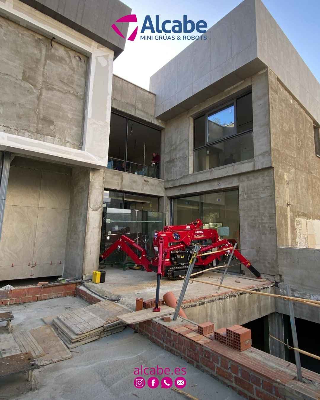 Mini grúa que la empresa nos alquiló para colocar los vidrios exteriores de esta chalet en Montequinto, Dos Hermanas (Sevilla)