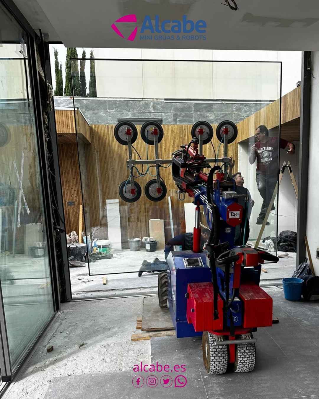 Trabajo realizado tras el alquiler de robot cristalero en Montequinto, para la colocación de vidrios en un club social