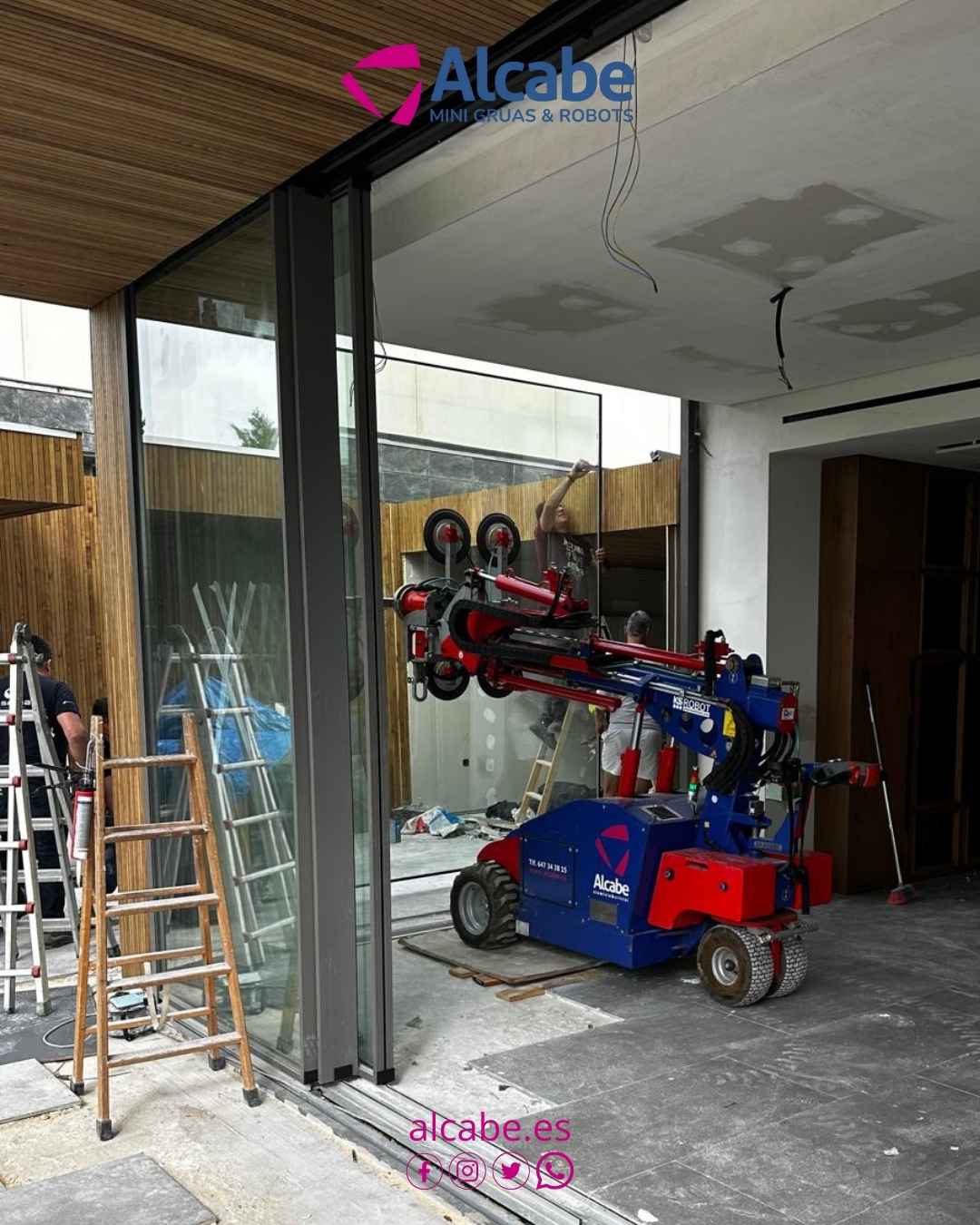 Trabajo realizado tras el alquiler de robot cristalero en Montequinto, para la colocación de vidrios en un club social