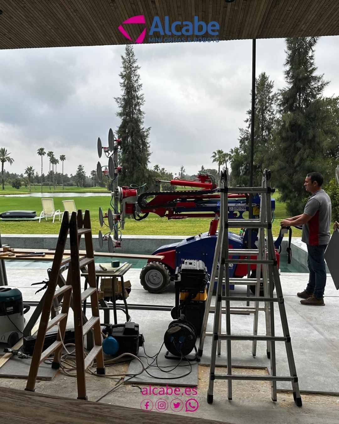 Trabajo realizado tras el alquiler de robot cristalero en Montequinto, para la colocación de vidrios en un club social