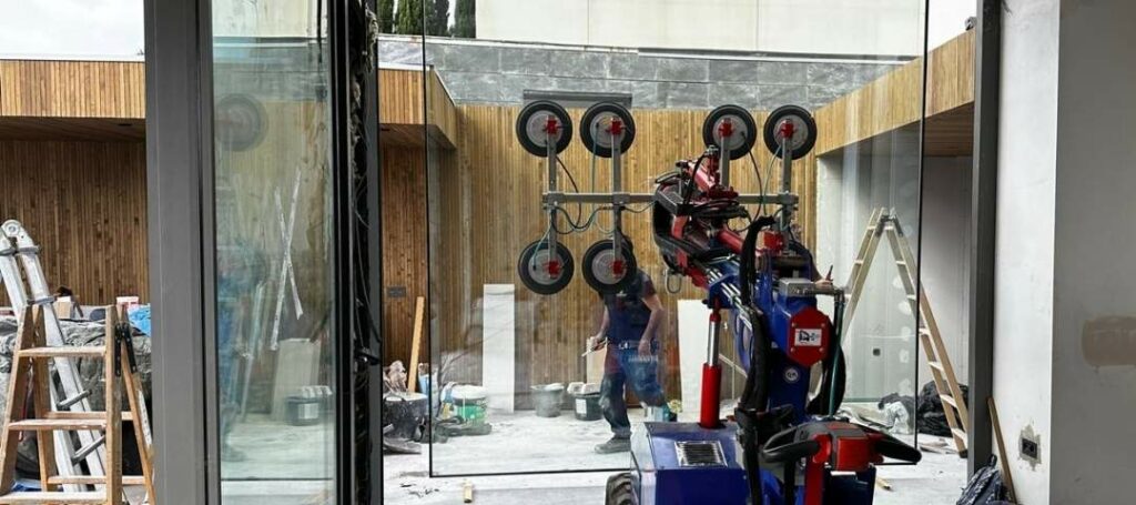 Trabajo realizado tras el alquiler de robot cristalero en Montequinto, para la colocación de vidrios en un club social