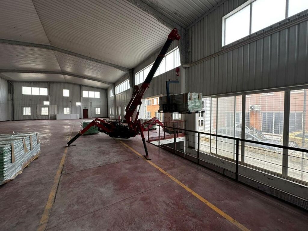 Estuvimos realizando la bajada de palets desde el interior de esta nave al sótano, únicamente accesible para depositar la mercancía por un pequeño hueco. Estuvimos realizando la bajada de palets desde el interior de esta nave al sótano, únicamente accesible para depositar la mercancía por un pequeño hueco.