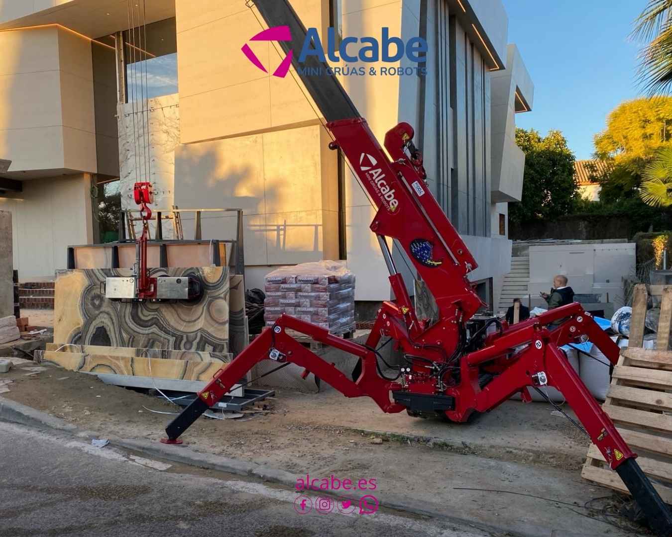 Mini grúa alquilada colocando placas de mármol en distintas ubicaciones de una vivienda particular en la Urbanización Colina Blanca, en Castilleja de la Cuesta, Sevilla