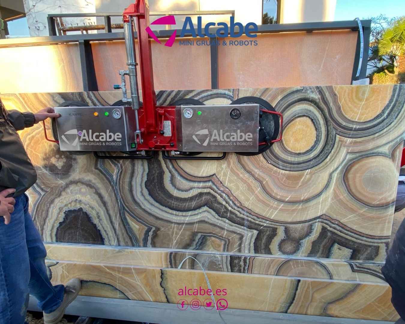 Mini grúa alquilada colocando placas de mármol en distintas ubicaciones de una vivienda particular en la Urbanización Colina Blanca, en Castilleja de la Cuesta, Sevilla