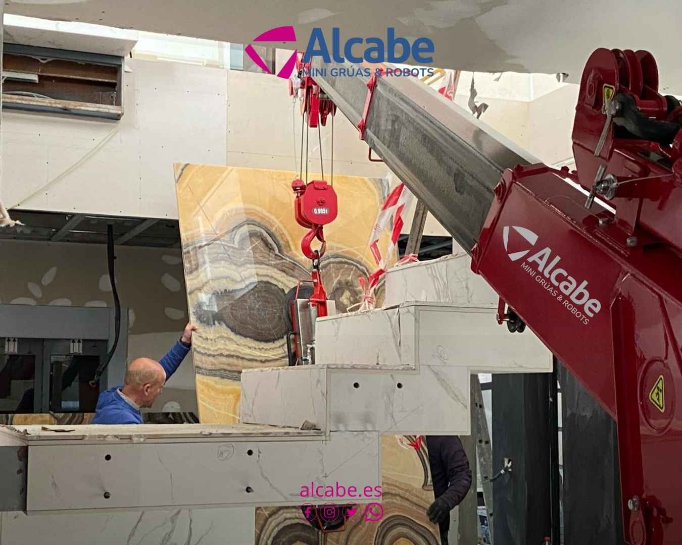 Mini grúa alquilada colocando placas de mármol en distintas ubicaciones de una vivienda particular en la Urbanización Colina Blanca, en Castilleja de la Cuesta, Sevilla