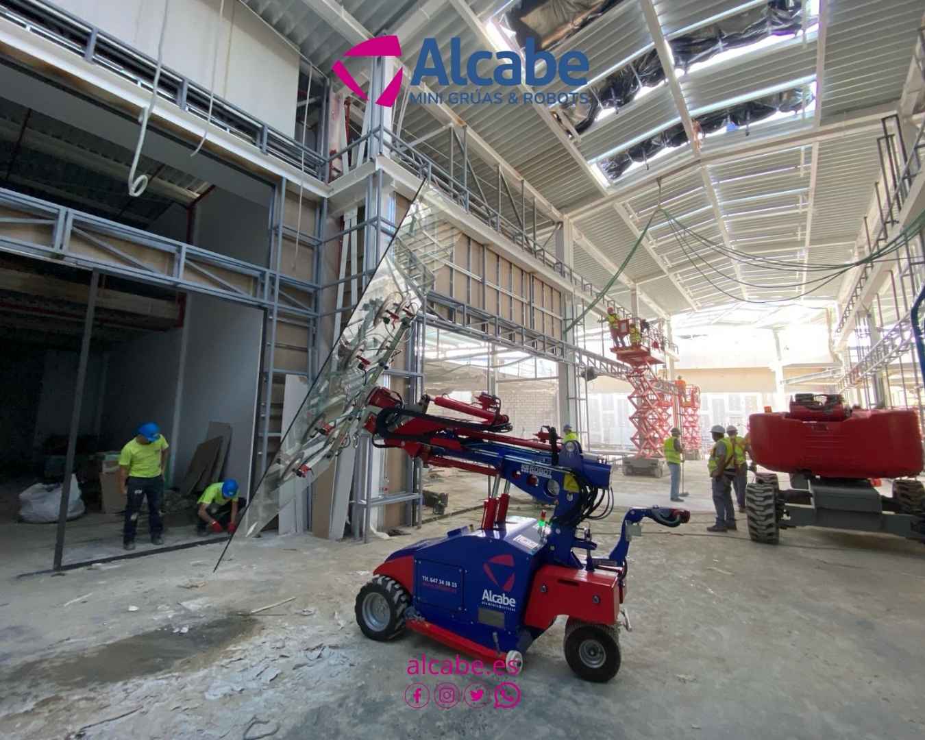 Robot Cristalero alquilado para la colocación de escaparates en el Centro Comercial Sevilla Fashion Outlet