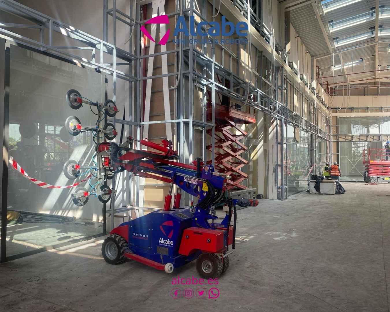 Robot Cristalero alquilado para la colocación de escaparates en el Centro Comercial Sevilla Fashion Outlet